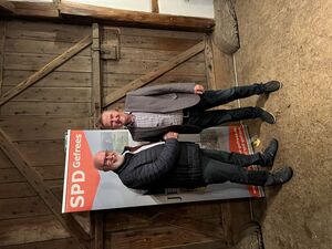 Altbürgermeister Schelgel gratuliert Andi Heißinger zur einstimmigen Nominierung als Bürgermeisterkandidat
